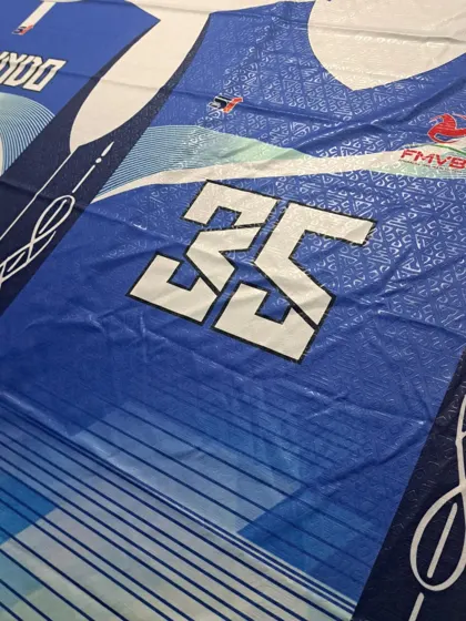 Acercamiento de tela sublimada en blanco y azul para uniforme