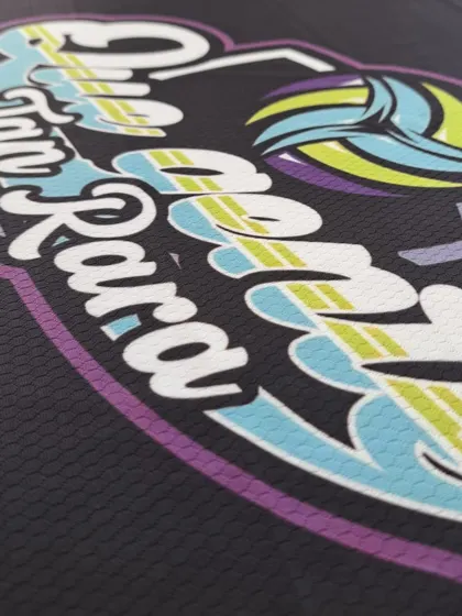 Acercamiento de tela sublimada en tonos oscuros con diseño a color